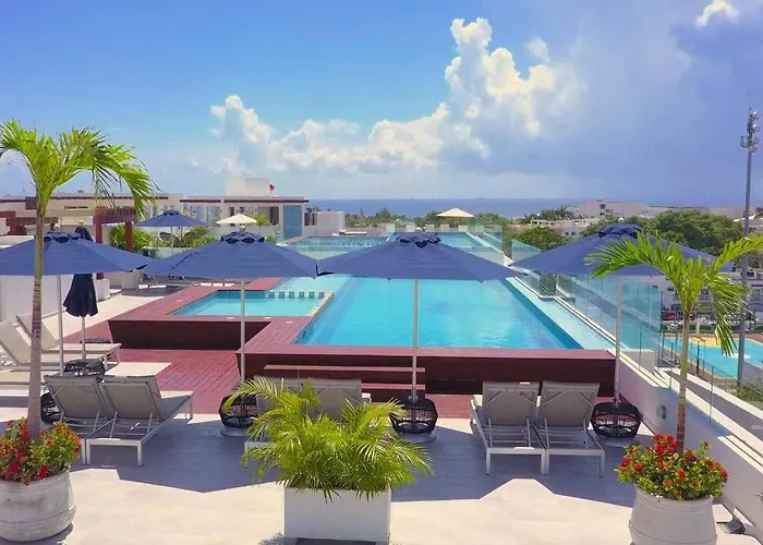Beautiful Roof Pool & Gym With Ocean Views!